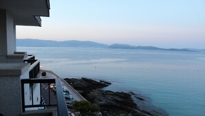 A balcony with a view of the sea and distant mountains. - Hotel Aquaria Caneliñas (Sanxenxo)