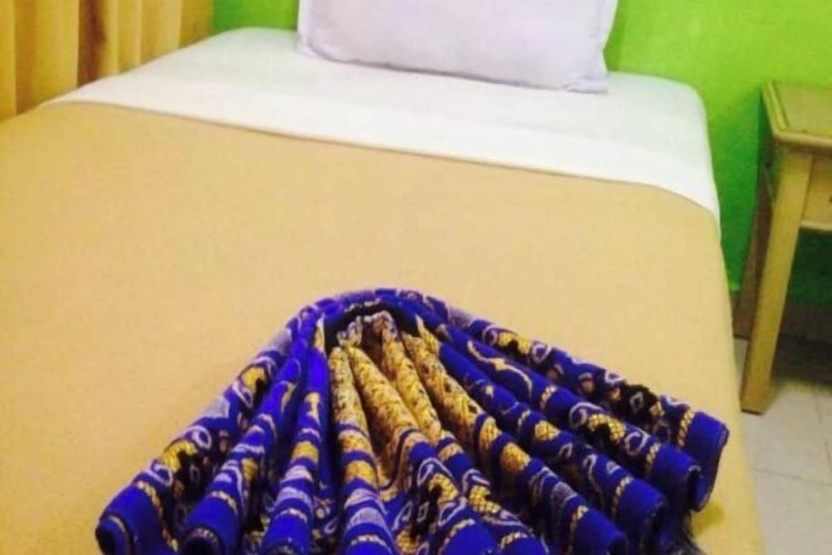 Tabla de planchar con plancha, wifi gratis, ropa de cama