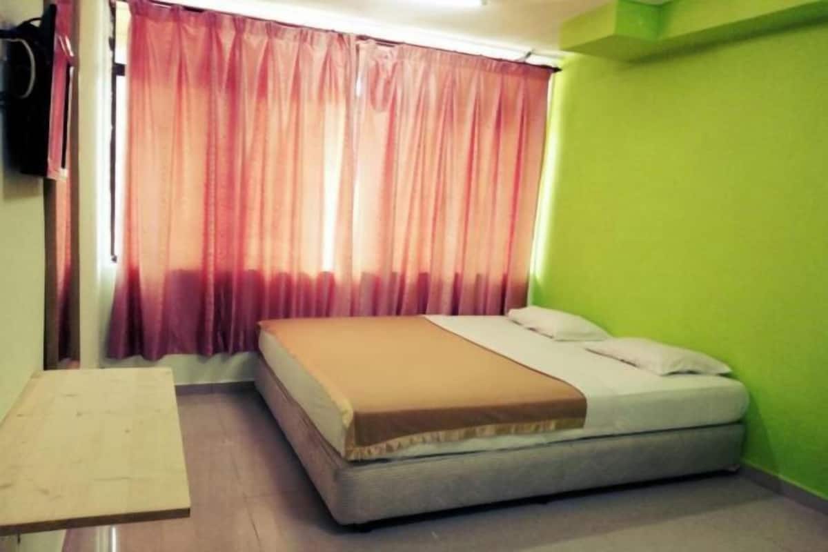 Tabla de planchar con plancha, wifi gratis, ropa de cama