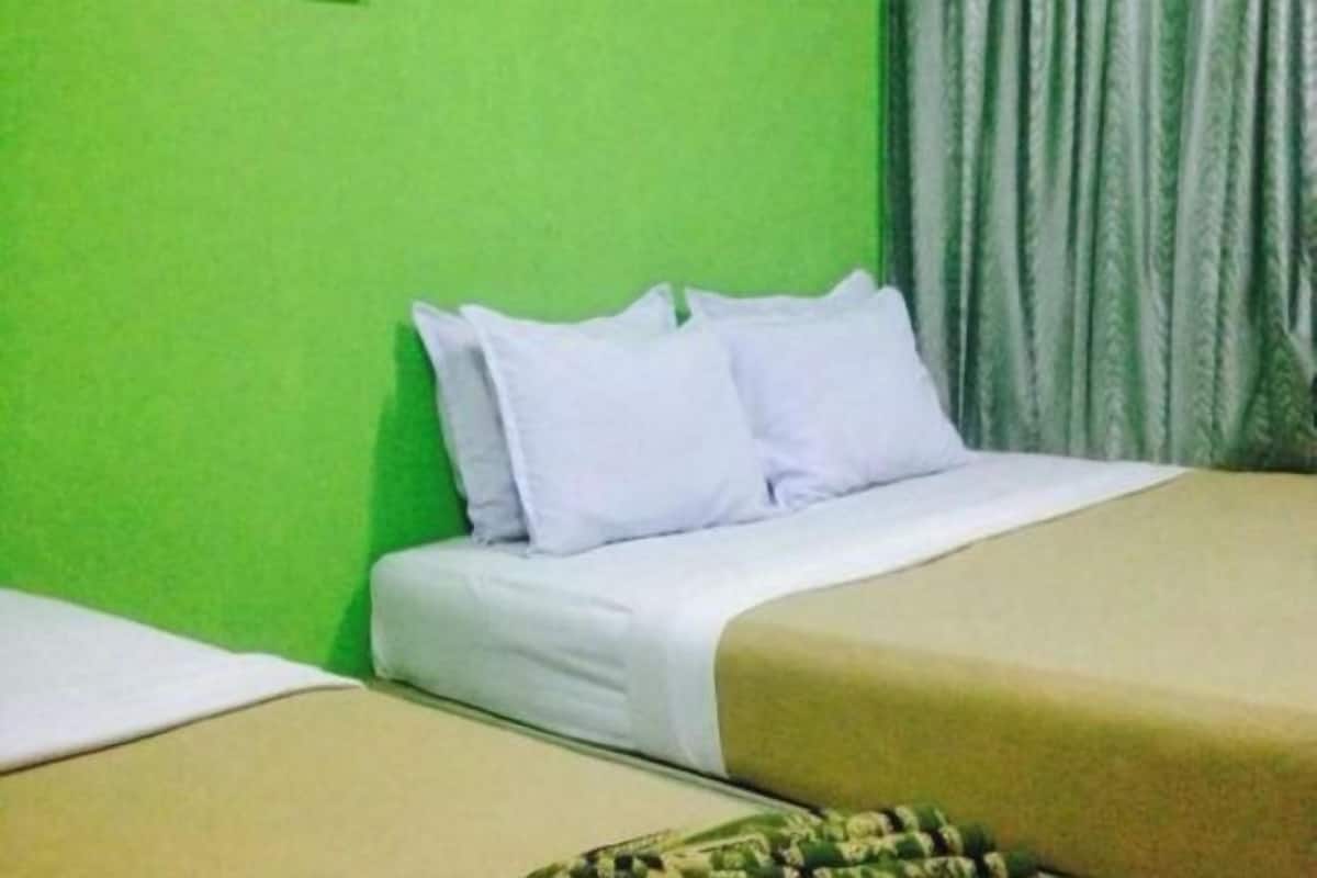 Tabla de planchar con plancha, wifi gratis, ropa de cama
