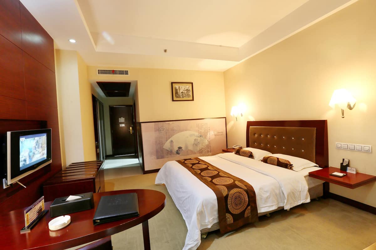 Deluxe Double Room | Desk, blackout drapes, free WiFi, bed sheets