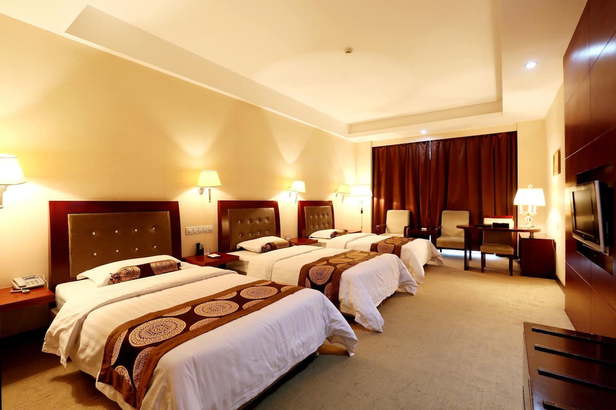 Deluxe Triple Room | Desk, blackout drapes, free WiFi, bed sheets