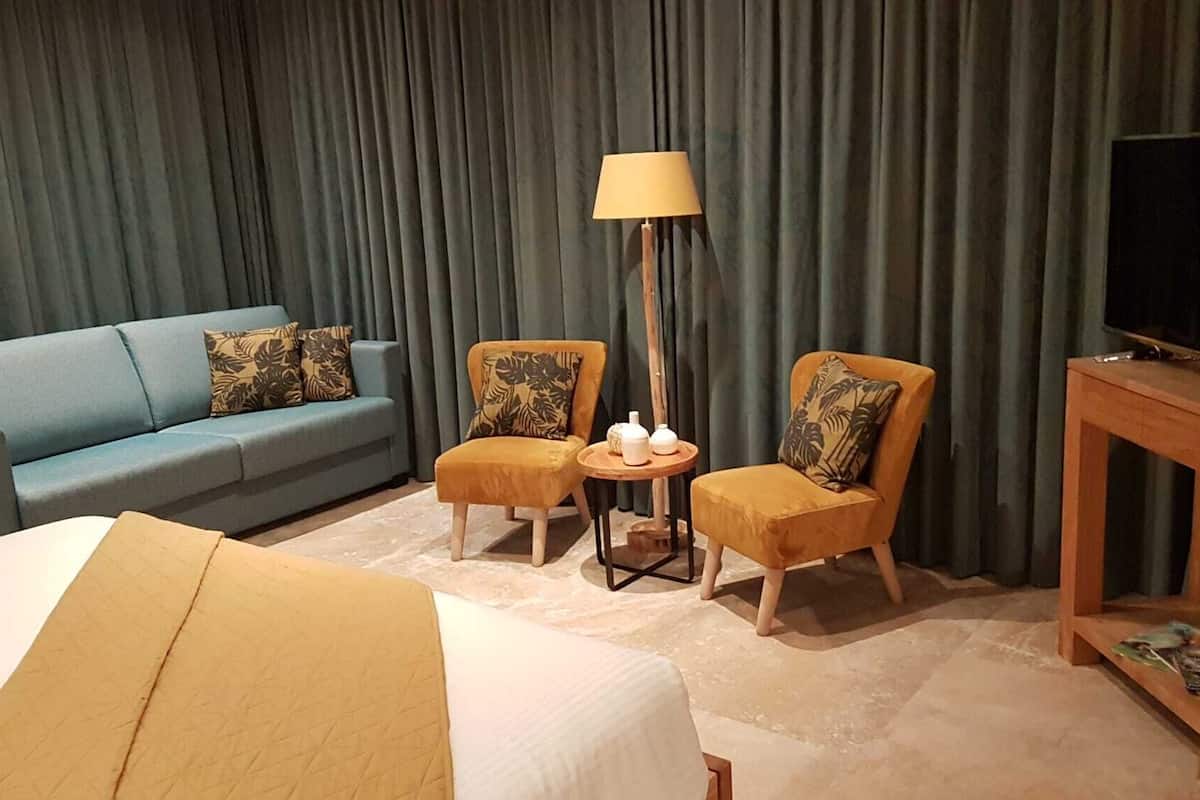 comfort quadruple room, corner | premium bedding, minibar, in-room safe, desk