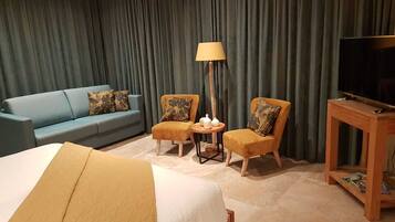 Comfort vierpersoonskamer, op de hoek | Luxe beddengoed, een minibar, een kluis op de kamer, een bureau