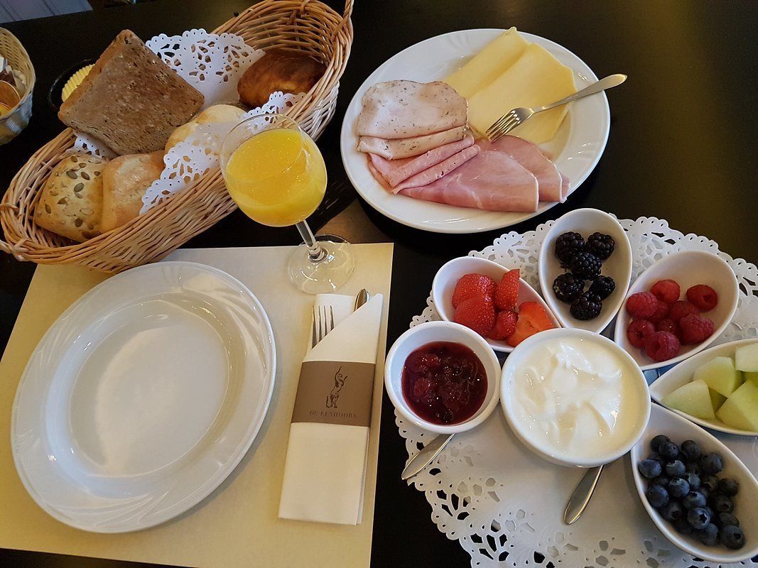 daily cooked-to-order breakfast (eur 19.50 per person)