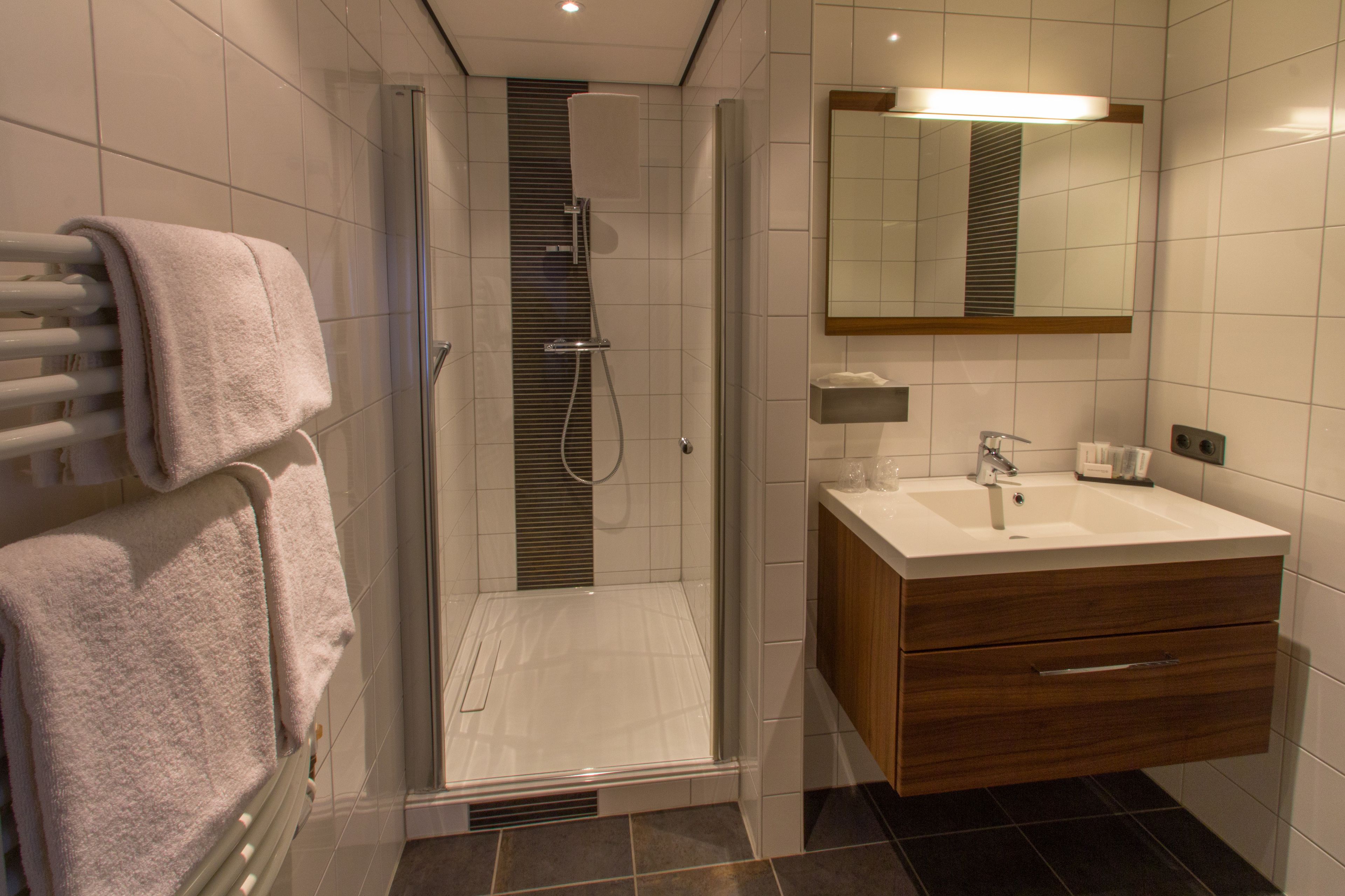 comfort double room | bathroom | free toiletries, hair dryer, bathrobes, slippers