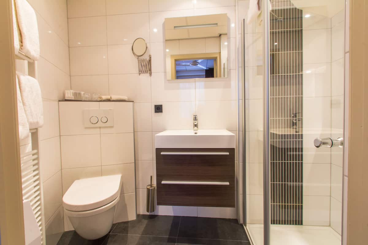 twin room | bathroom | free toiletries, hair dryer, bathrobes, slippers