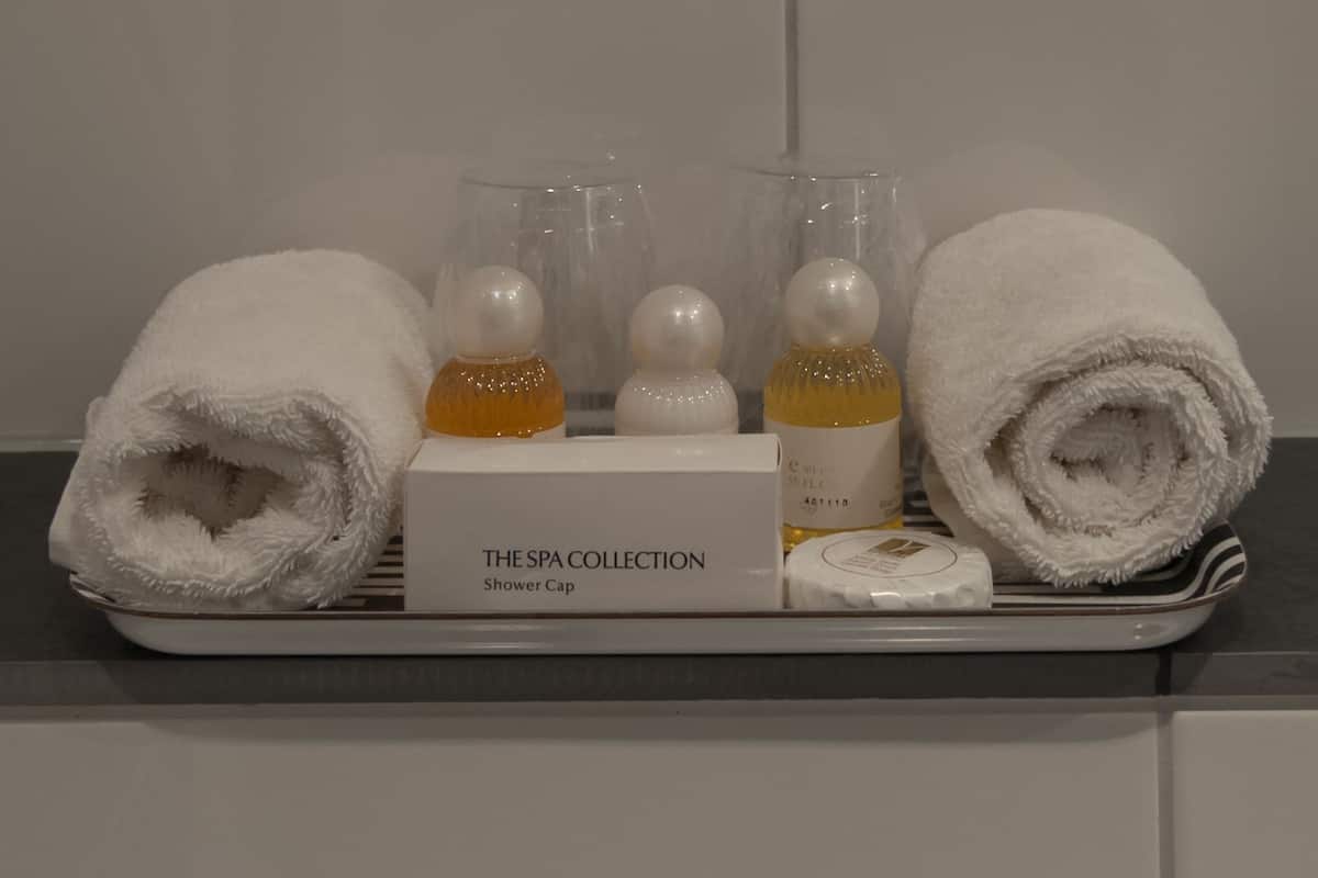 twin room | bathroom amenities | free toiletries, hair dryer, bathrobes, slippers