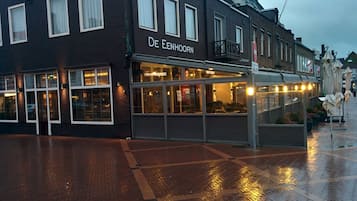 Voorkant accommodatie - avond/nacht