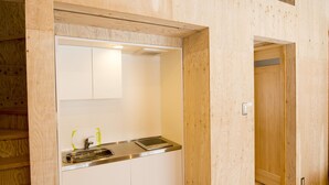 Een moderne keuken met houten kastjes en een inbouwfornuis.