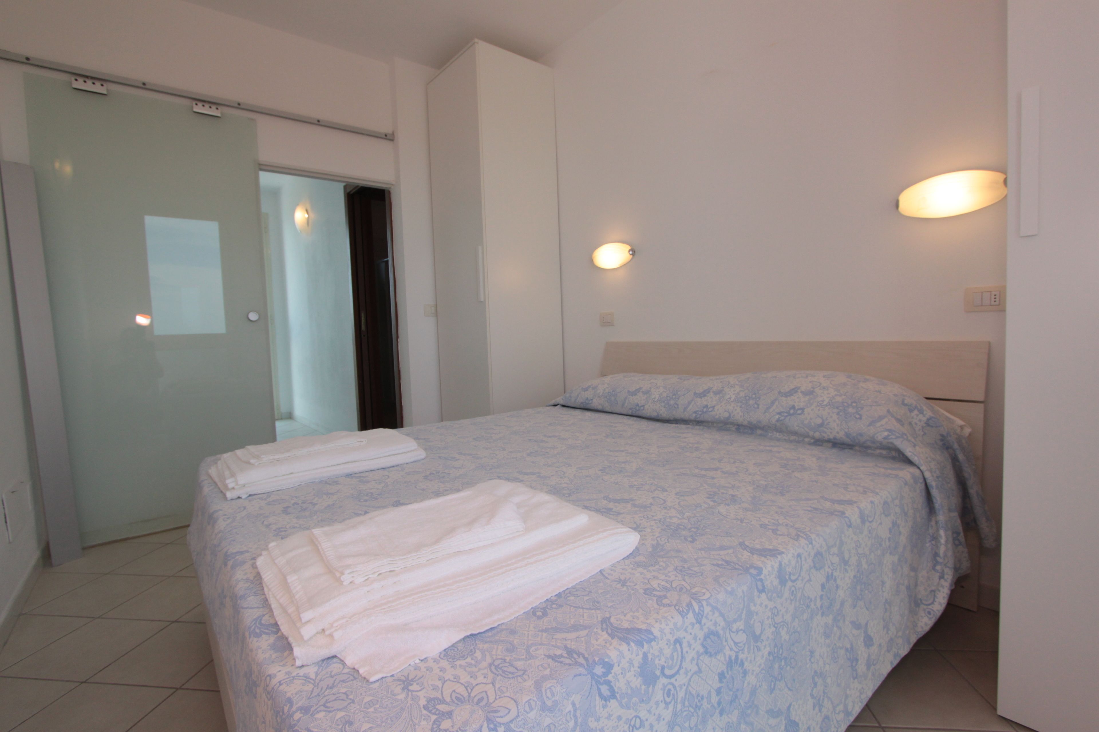 In-room safe, cots/infant beds