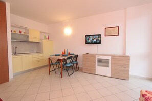 Kühlschrank, Herdplatte, Kochgeschirr/Geschirr/Besteck
