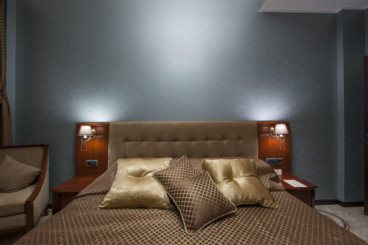 Suite Classique, 1 très grand lit, non-fumeurs, vue ville | 1 chambre, minibar, coffres-forts dans les chambres, bureau