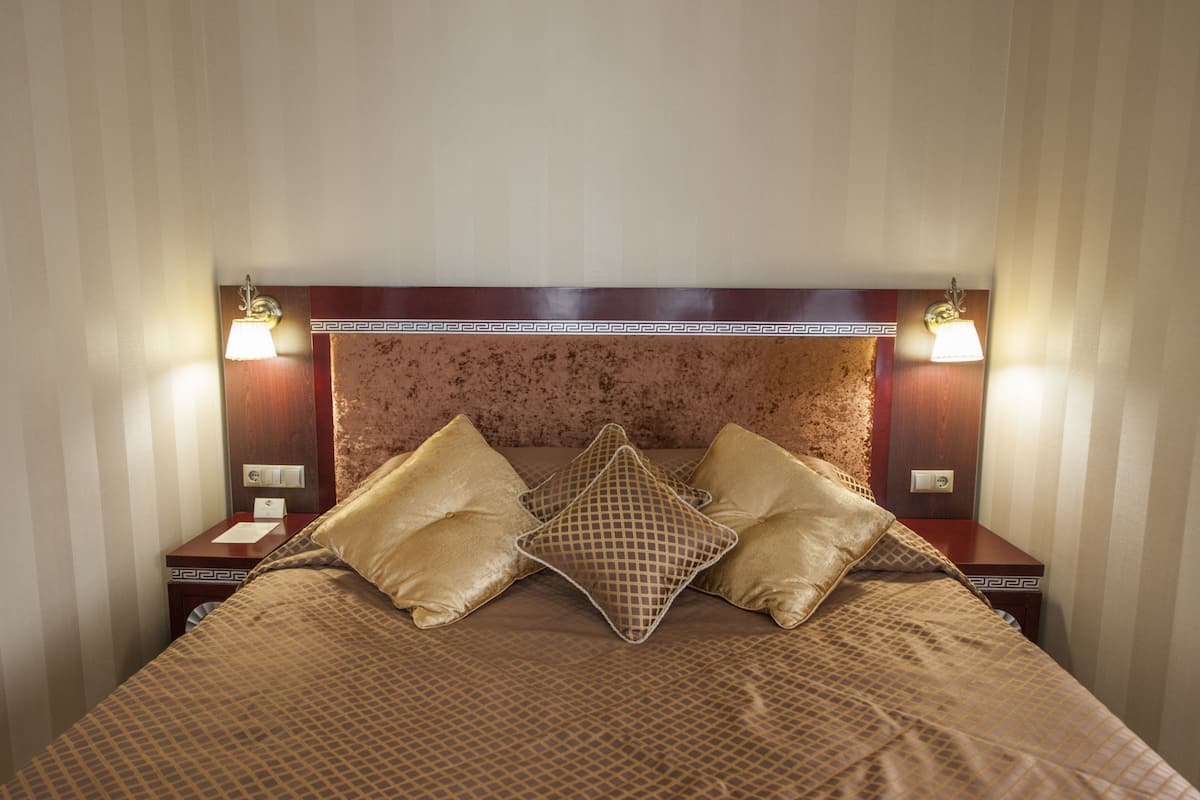 Studio Classique, 1 très grand lit, non-fumeurs, vue ville | 1 chambre, minibar, coffres-forts dans les chambres, bureau