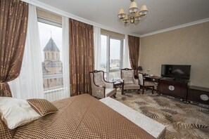 1 kamar tidur, minibar, brankas, dan meja kerja