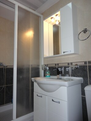 Standard Double or Twin Room | Bathroom | Deep-soaking bathtub - Accommodation Mell (Ohrid)