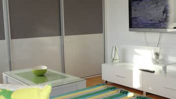 Studiosuite – comfort, byutsikt | Oppholdsområde | Flatskjerm-TV