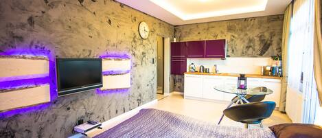 Deluxe Apartment, Mountain View | Dapur peribadi | Peti sejuk, ketuhar gelombang mikro, dapur, mesin basuh pinggan mangkuk