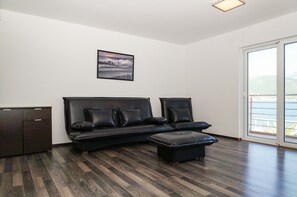 Appartement, uitzicht op zee | 1 slaapkamer, een kluis op de kamer, babybedden (toeslag), gratis wifi