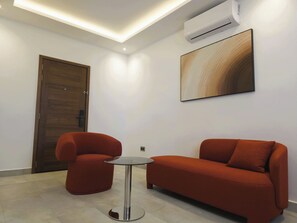 Suite senior | Minibar, caja de seguridad en la habitación y decoración personalizada 