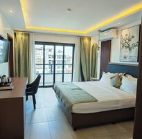 Minibar, caja de seguridad en la habitación y decoración personalizada 