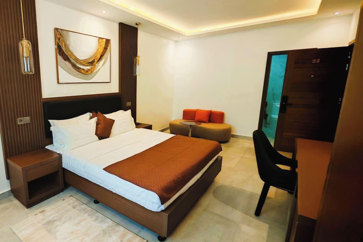 Deluxe Double Room | Minibar, in-room safe, individually decorated, individually furnished