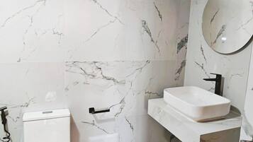 Shower, rainfall showerhead, free toiletries, hair dryer