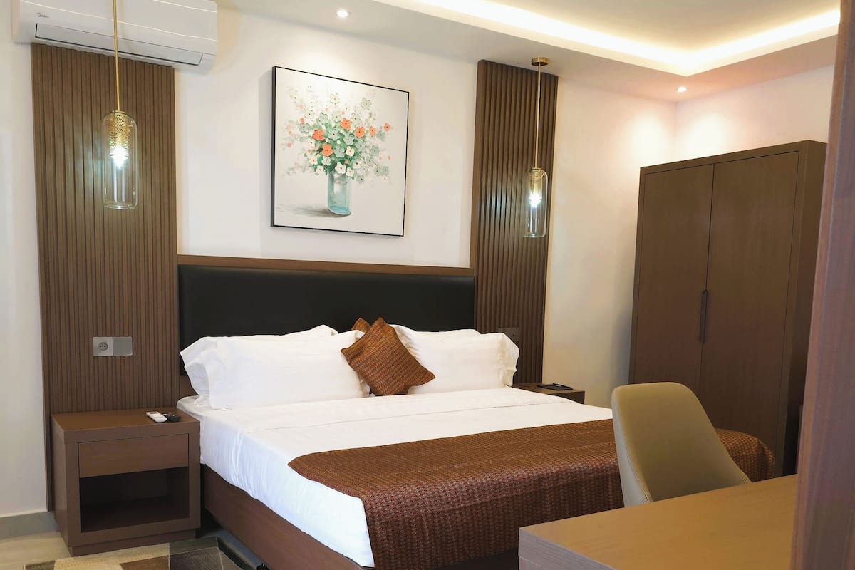 Senior Suite | Minibar, in-room safe, individually decorated, individually furnished