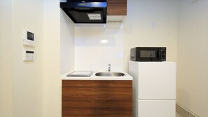 Habitación tradicional (Japanese Style A, 1st Floor) | Cocineta privada | Refrigerador, microondas, parrilla de estufa y tetera eléctrica