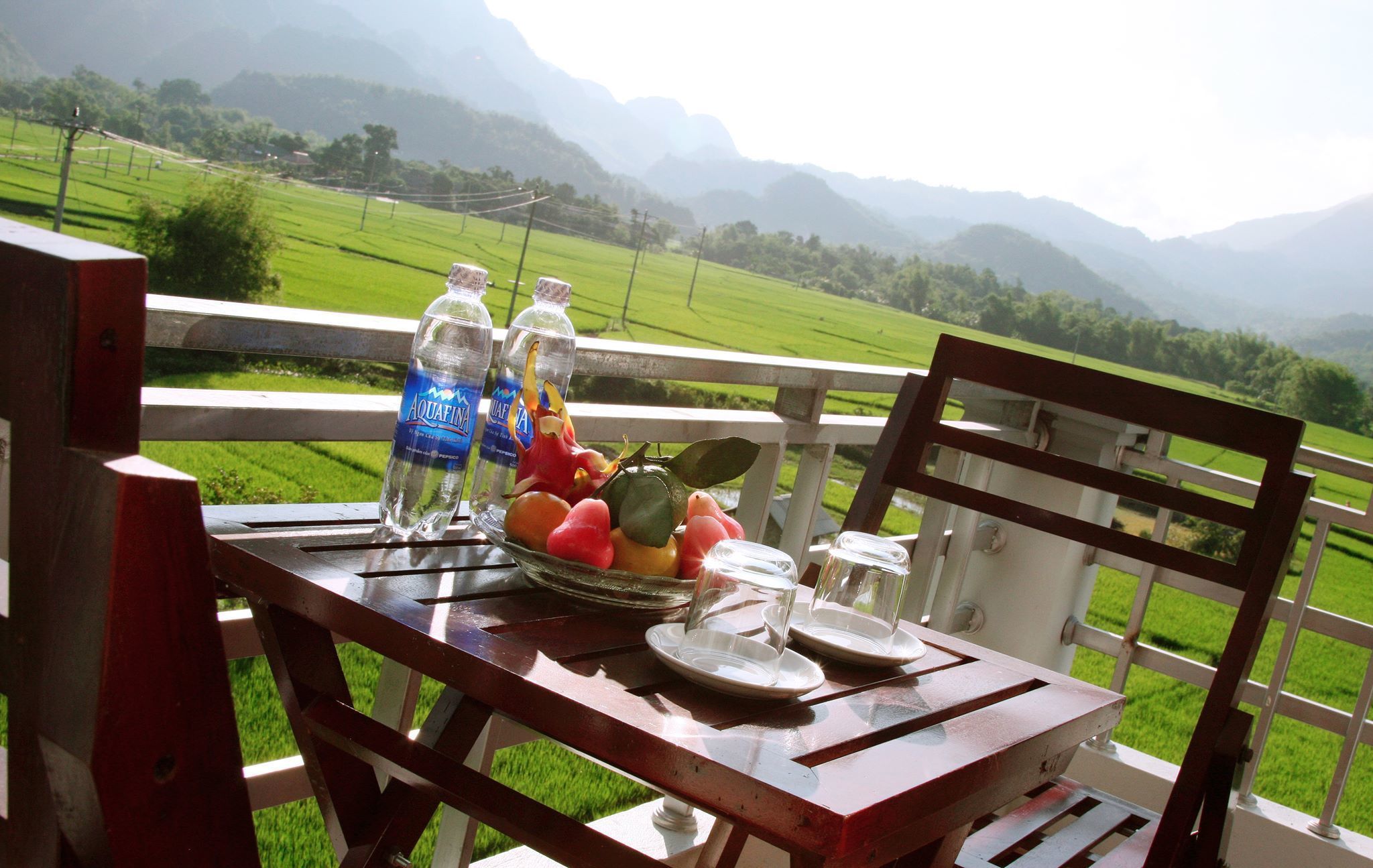 Breakfast, lunch and dinner served