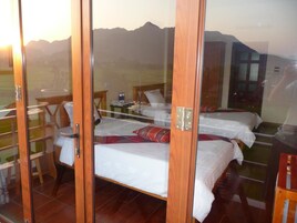 Deluxe Twin Room | In-room safe, desk, free WiFi