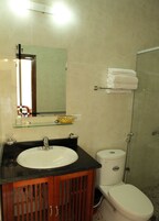 Chuveiro, produtos de toalete grátis, secador de cabelo, chinelos