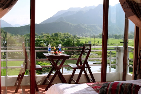 In-room safe, desk, free WiFi