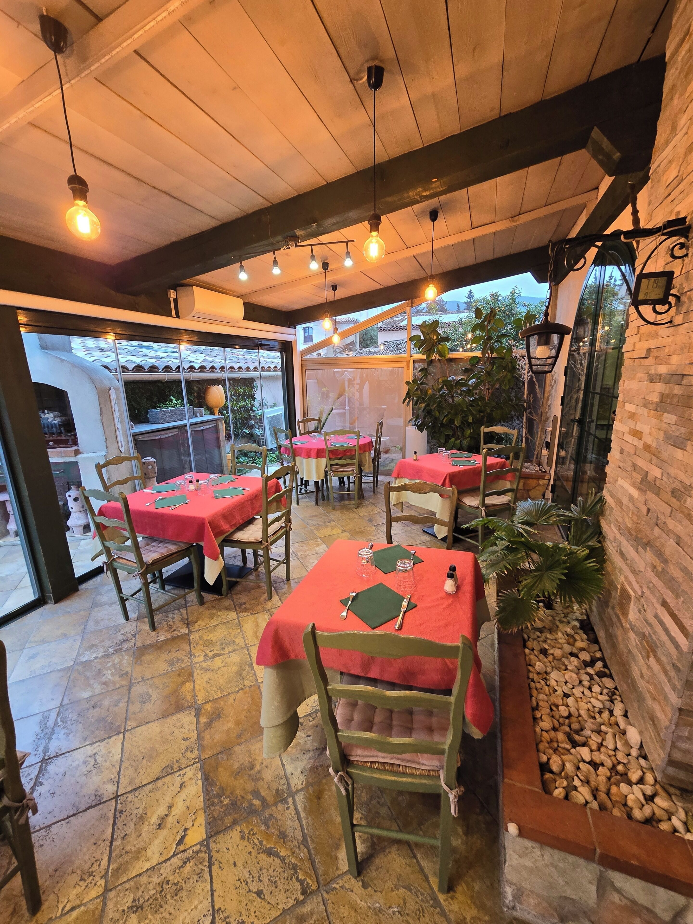 Déjeuner et dîner servis sur place, restauration en plein air 