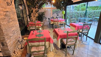 Se sirven comidas, cenas y cocina griega con mesas al aire libre