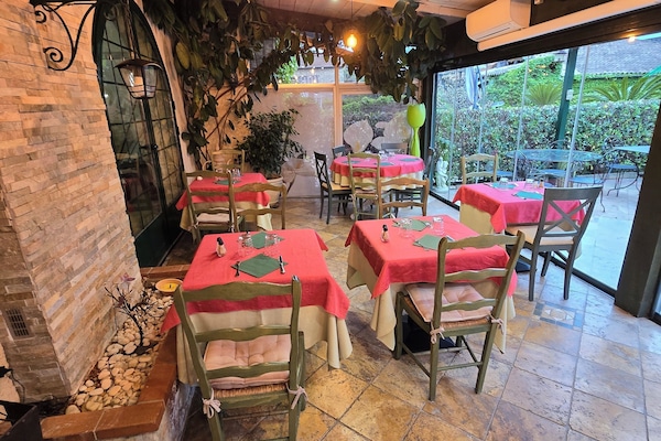 Déjeuner et dîner servis sur place, restauration en plein air