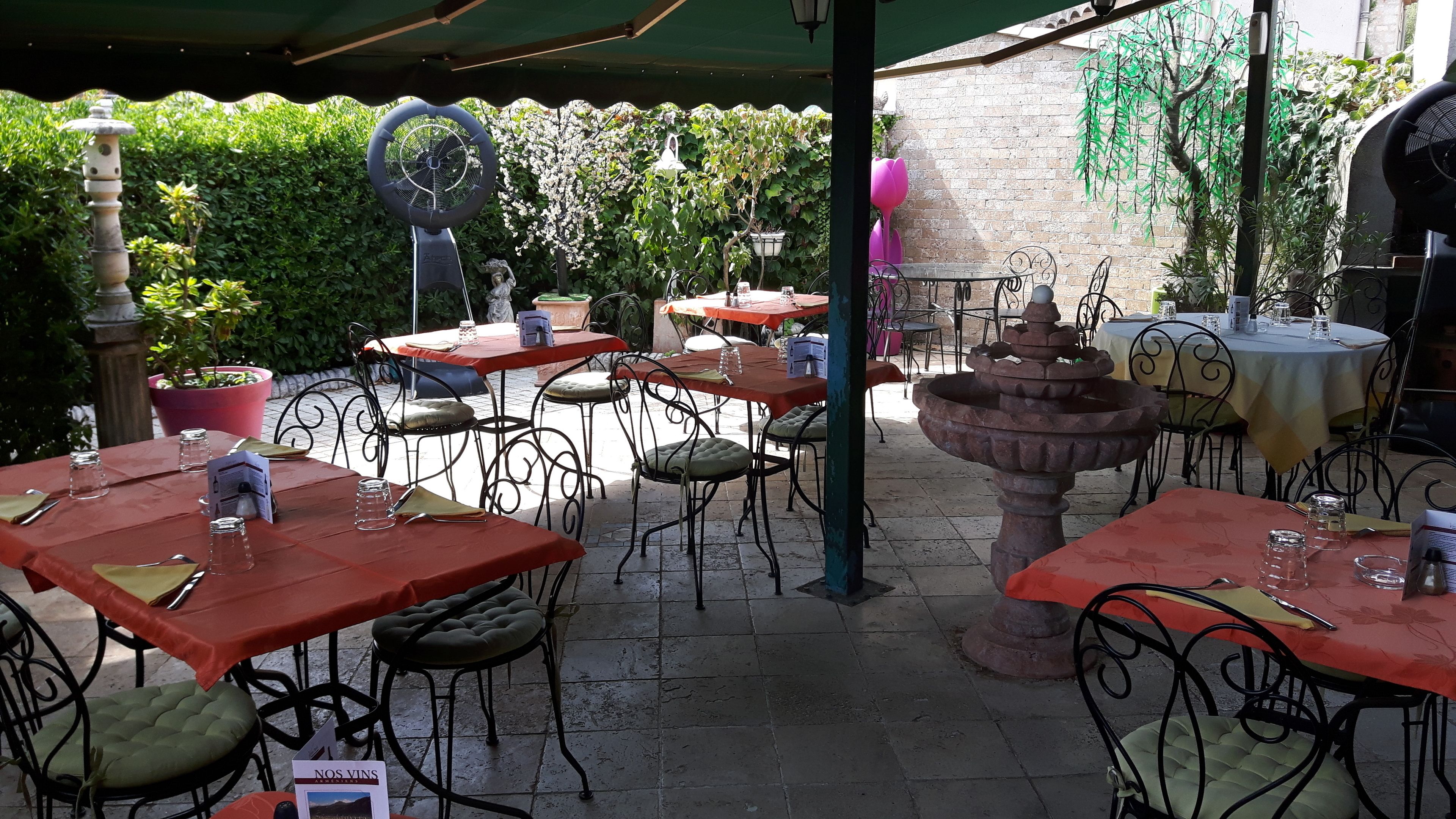 Se sirven almuerzos, cenas y cocina griega (con mesas al aire libre) 