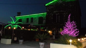 Facciata della struttura - sera/notte