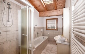 Combined shower/tub