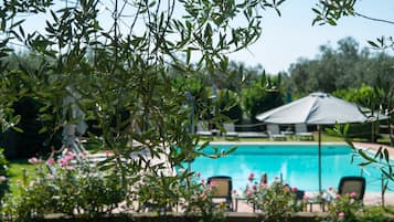 Sæsonbestemt udendørs pool, åben fra kl. 08.00 til kl. 19.00, parasoller