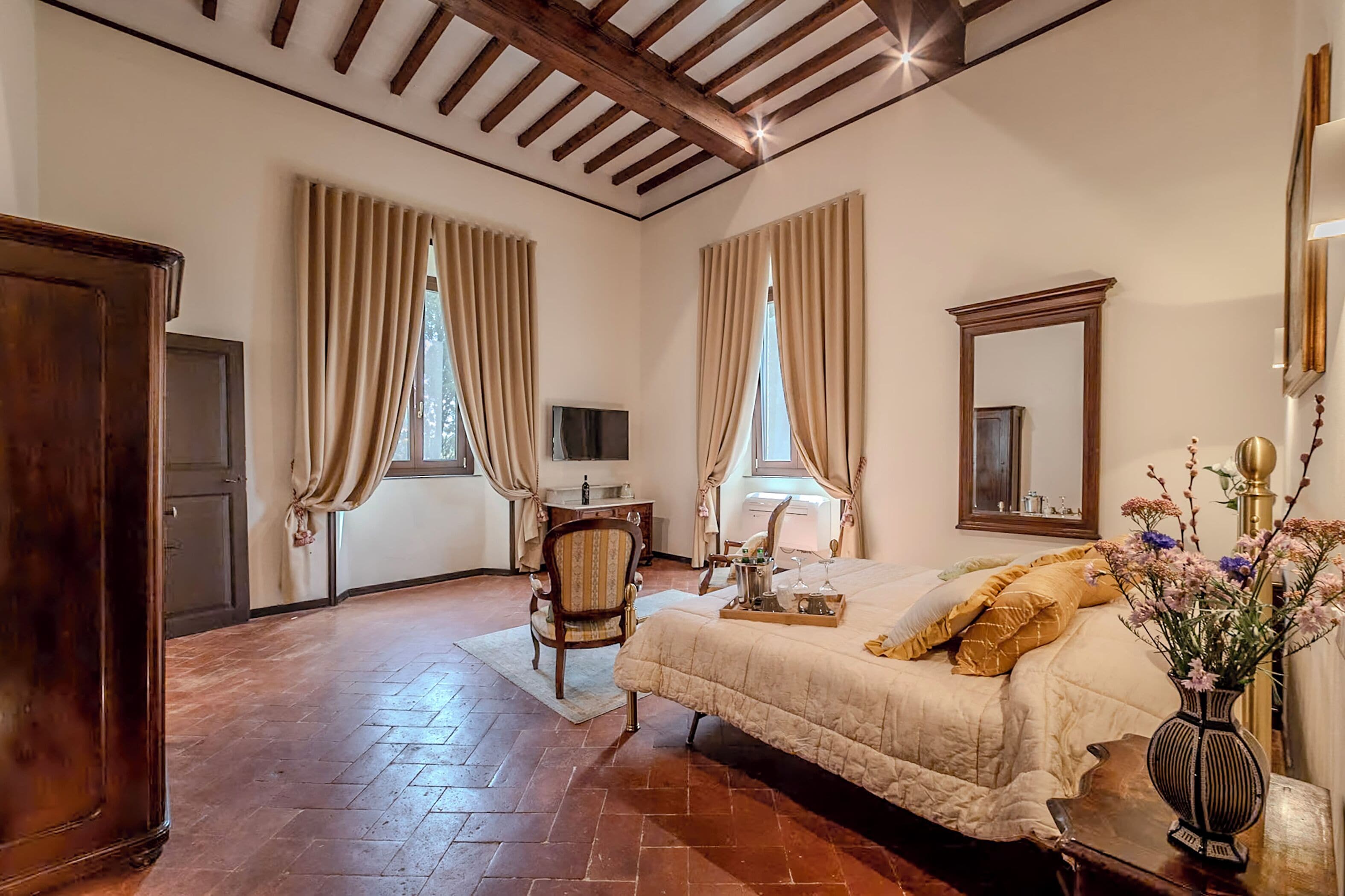 Suite Romantica, 1 letto queen, accesso alla piscina, al piano executive | Con arredamento individuale, una scrivania, tende oscuranti