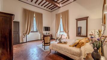 Suite Romantica, 1 letto queen, accesso alla piscina, al piano executive | Con arredamento individuale, una scrivania, tende oscuranti