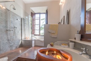 Romantic Double Room, 1 Queen Bed, Pool Access, Executive Level | Bathroom | Free toiletries, hair dryer, bidet, towels - Tenuta di Poggio Cavallo (Grosseto)