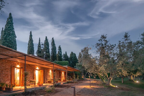 Chambre Double Familiale, 1 grand lit et 1 canapé-lit, accès piscine, vue jardin | Terrasse/Patio