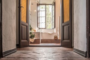Romantisches Doppelzimmer, 1 Queen-Bett, Poolzugang, Executive-Etage | Badezimmer | Kostenlose Toilettenartikel, Haartrockner, Bidet, Handtücher