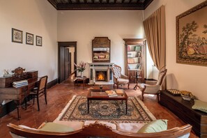 Romantische Suite, 1 Queen-Bett, Poolzugang, Executive-Etage | Wohnbereich | 45-Zoll-Flachbildfernseher mit Digitalempfang, Fernseher