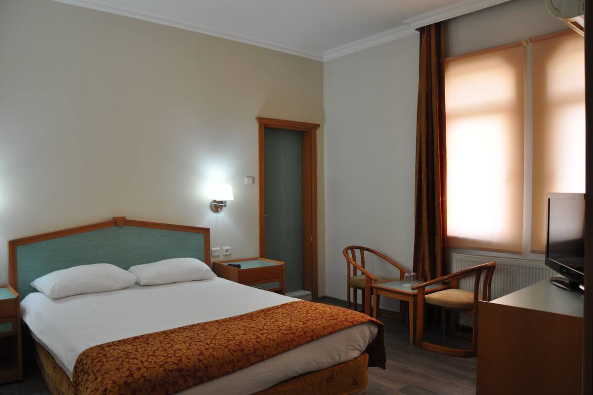 Quarto solteiro standard | Frigobar, cofres nos quartos, escrivaninha