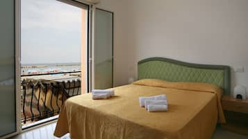 Desk, cribs/infant beds, bed sheets
