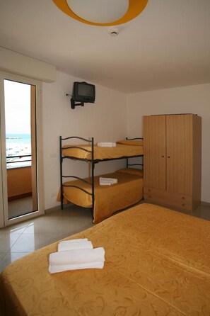 Desk, cribs/infant beds, bed sheets - Hotel Riposo (Gatteo)