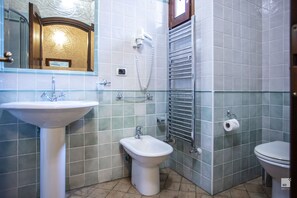 Appartement Confort, cuisine | Salle de bain | Douche, pomme de douche hydromassante, articles de toilette (gratuits)